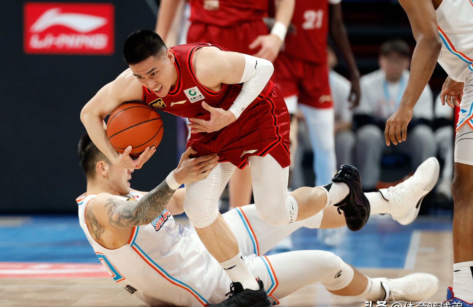 球队迎来重要胜利，士气大振