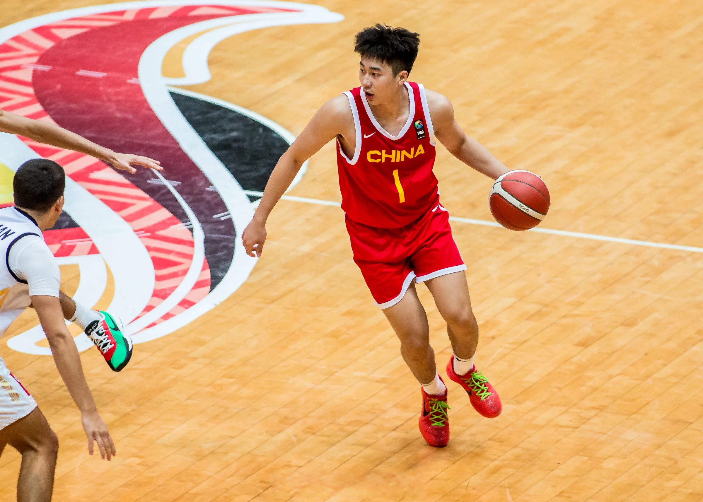 雷速体育直播入口-四川队横扫马刺，张镇麟点燃赛场