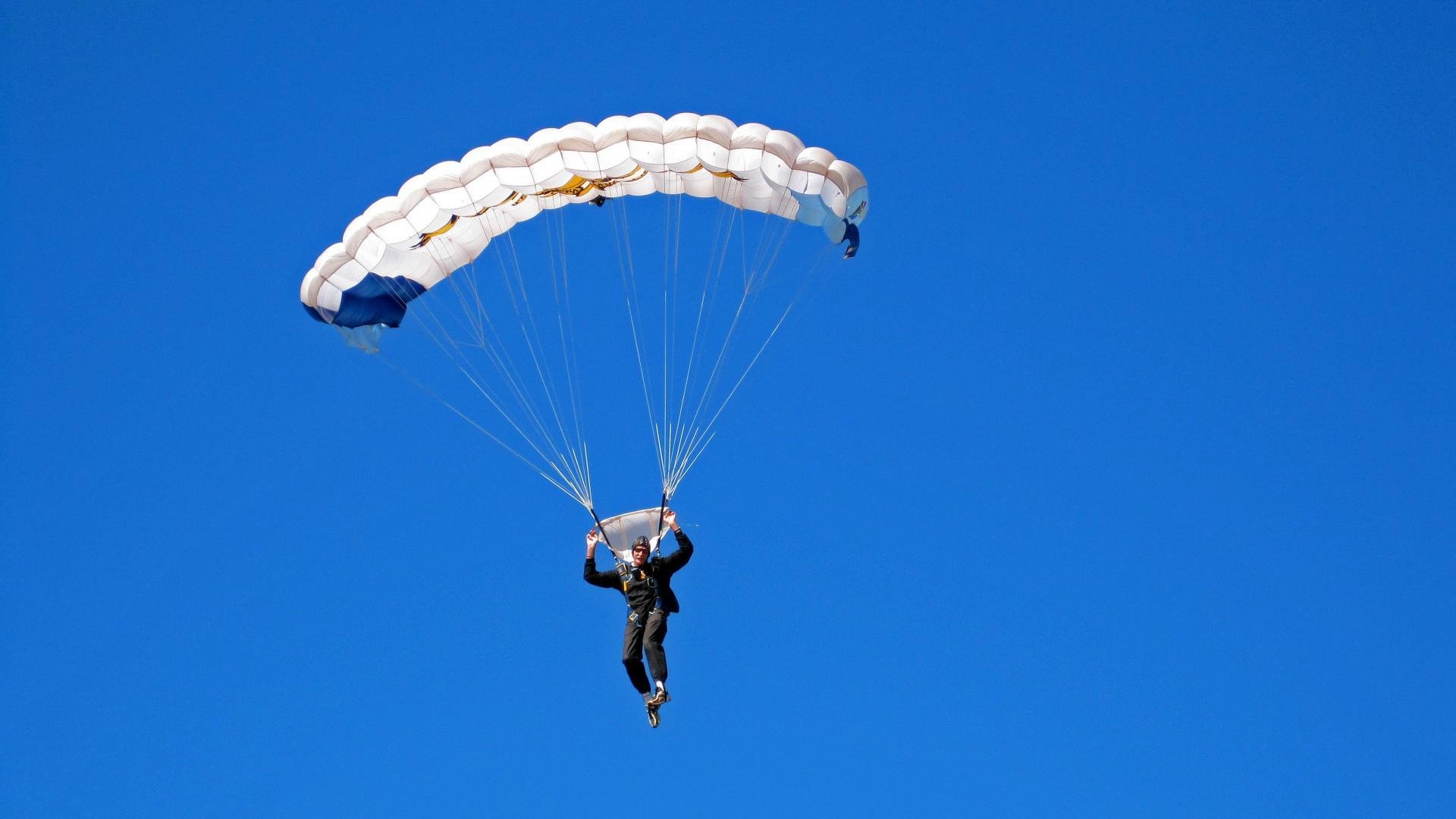 当马刺狂胜76人,拉梅洛在F1赛道接管—体育跨界狂想曲