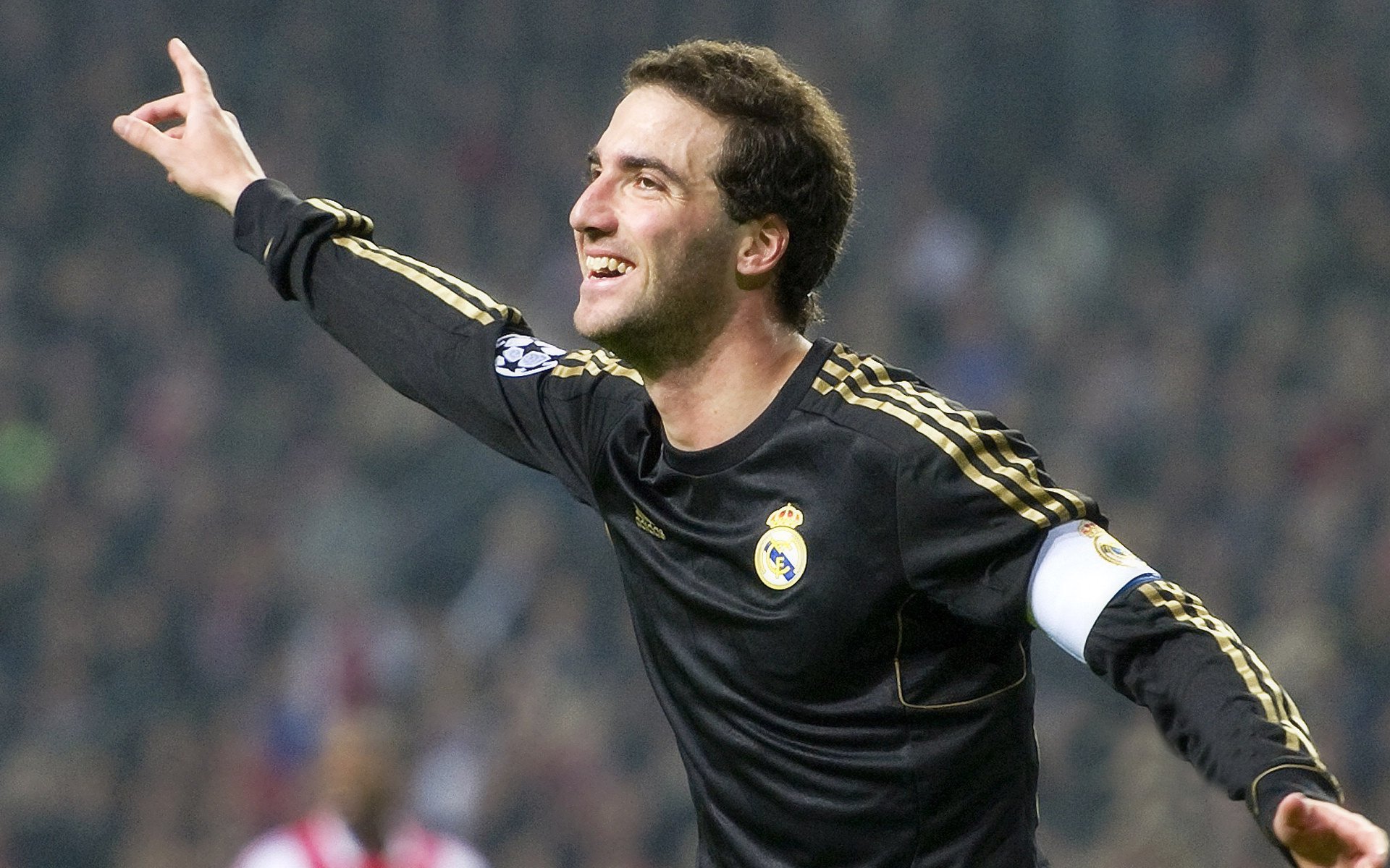 孤胆英雄与银色巨兽，维斯塔潘独力鏖战，阿斯顿马丁与雷诺的史诗对决