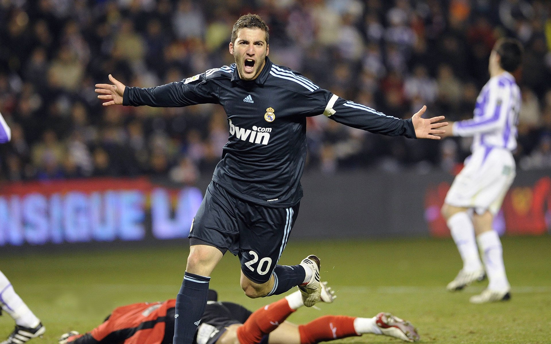 赛道上的双重奏，索伯险胜迈凯伦，汉密尔顿统治全场